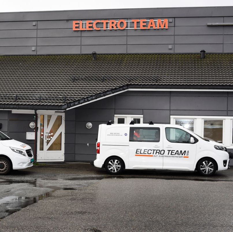 2 varebiler utenfor arbeidsplassen til Electro Team AS